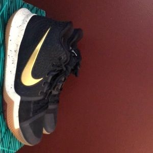 Kyrie 3 Basketball Shoes